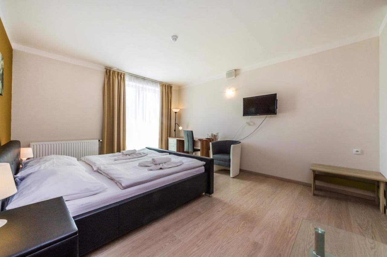 Nad Kralovnou Hotel & Restaurant Praga Zewnętrze zdjęcie